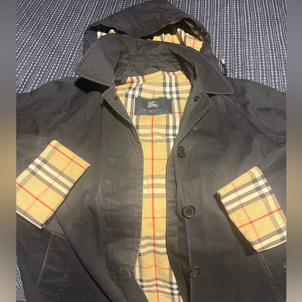 Women’s Burberry Raincoat size 6